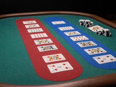 Speed Baccarat Tisch mit roten und blauen Karten im Golisimo Live Casino