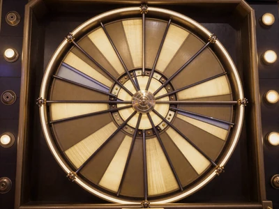 Mega Wheel Live Game Show mit goldenem Rad und Multiplikatoren im Golisimo Live Casino