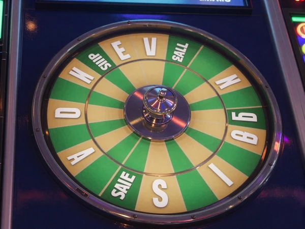 Wheel of Fortune Casino-Bonusspiel mit bunten gr&uuml;nen und goldenen Segmenten auf dunklem Interface bei Golisimo Casino
