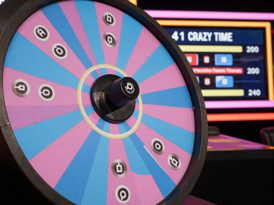 Crazy Time Live Game Show mit buntem Rad und Bonus-Segmenten im Golisimo Live Casino